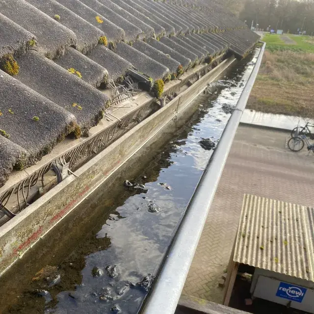 Dakgoot controleren om te bepalen hoe vaak schoonmaken nodig is