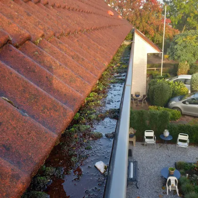 Dakgoot reinigen bij een gehuurde eengezinswoning