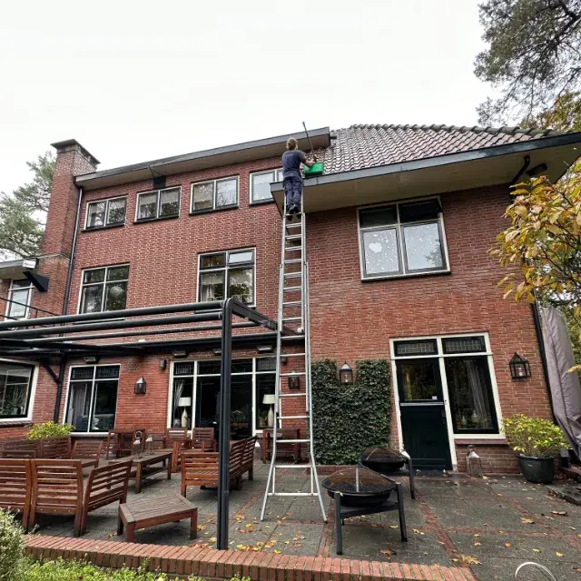 Dakgoot schoonmaken bij een woning