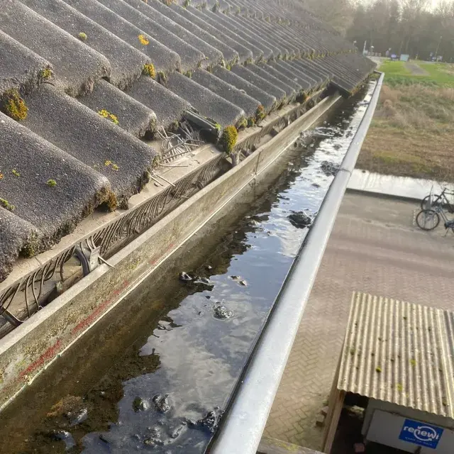 Dakgoot loopt over doordat er teveel vuil in zit