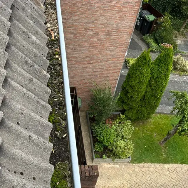 Wil je zelf de dakgoot schoonmaken